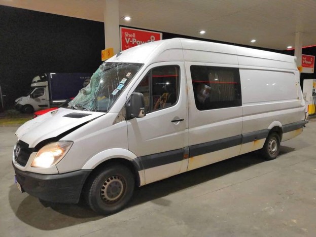 Félelmetes román kisbuszt fotóztak az M5-ös egyik benzinkútjánál 4