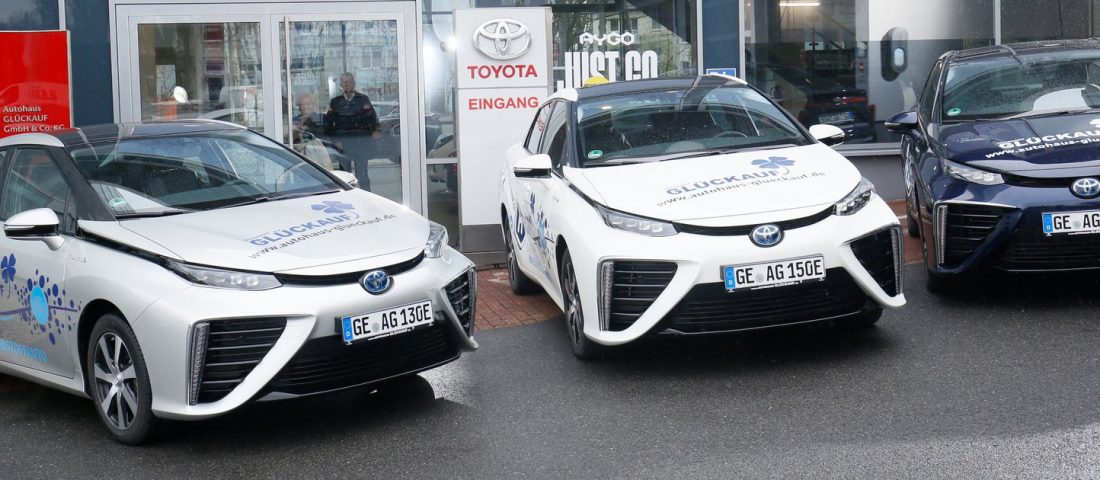 Ügyfélautóként adnak üzemanyagcellás kocsit a Toyotánál