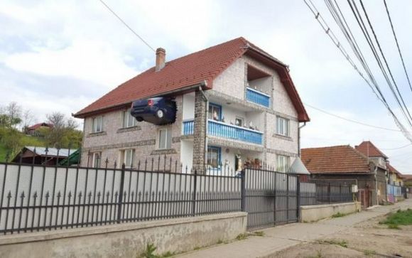 Az ember, akinek egy Dacia áll ki a házából 1 Az ember, akinek egy Dacia áll ki a házából 1