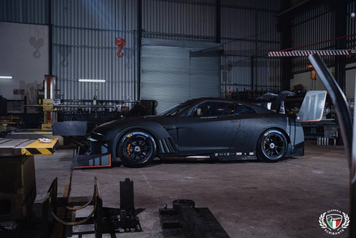 Ennek a Nissan GT-R-nek több szárnya van, mint a KFC-nek 3