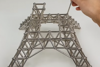 Ezt a mini-Eiffel tornyot láthatatlan erő tartja össze 