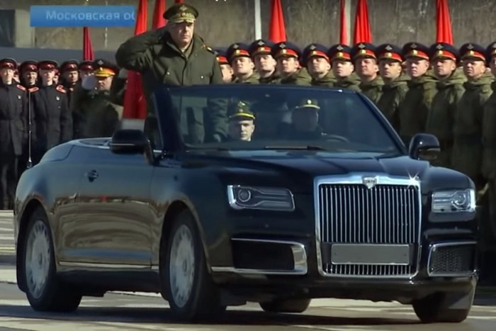 Katonai parádén mutatták meg az orosz luxuskabriót