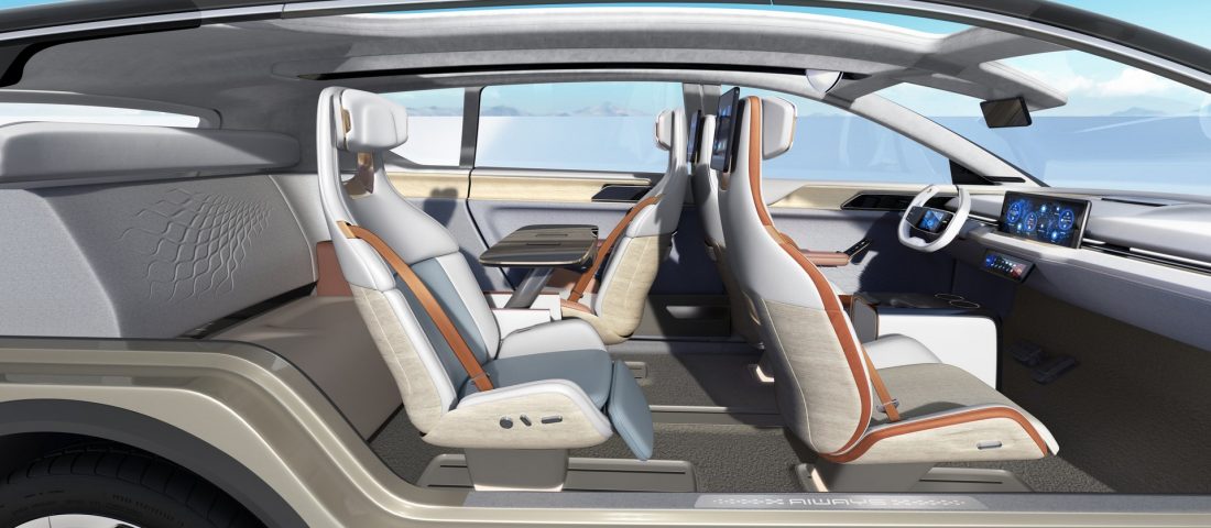 Robot mászkál a családi okosbusz tetején