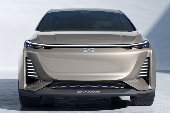 Robot mászkál a családi okosbusz tetején 6