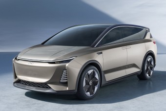 Robot mászkál a családi okosbusz tetején