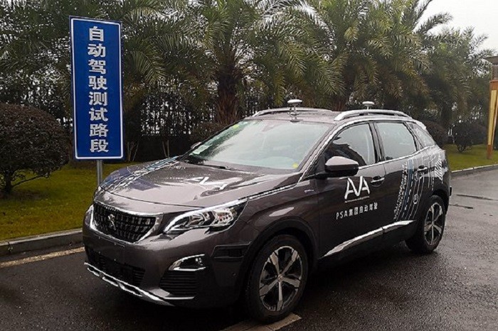 Közúton gurulnak a Peugeot önjáró autói