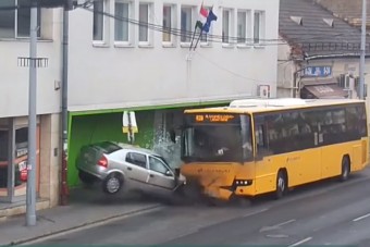 Félelmetes balesetet rögzített egy térfigyelő kamera Budapesten: 90 éves sofőr rongyolt a buszba