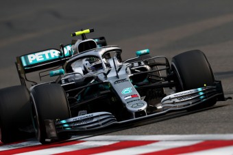 F1: Szabálytalan szárnnyal körözött a Mercedes