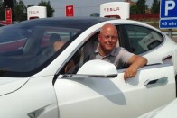 Na, milyen autóval jár a szupersportautókat építő Koenigsegg ura? 11