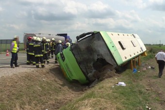 Felborult egy Győrbe tartó busz, az utasokat 15 ezerre büntették