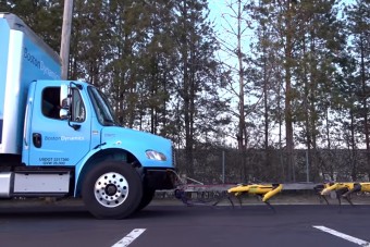 Nézd, robotkutyák húznak egy teherautót!