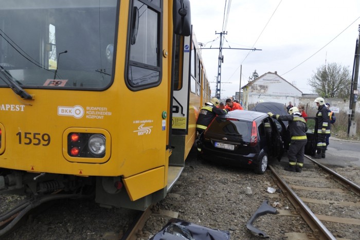 Fotókon a Budapesten villamossal ütköző autó 4