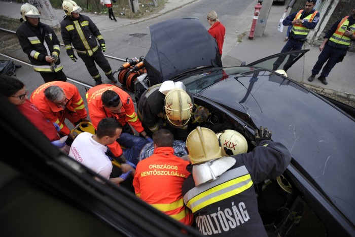 Fotókon a Budapesten villamossal ütköző autó 5