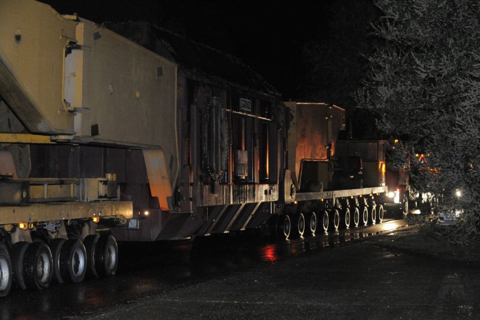 Képeken a 270 tonnás transzformátor, amit közúton szállítottak éjjel 4