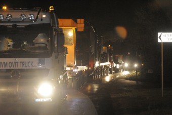 Képeken a 270 tonnás transzformátor, amit közúton szállítottak éjjel