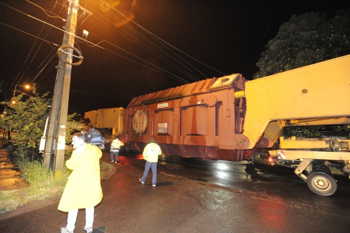 Képeken a 270 tonnás transzformátor, amit közúton szállítottak éjjel 2