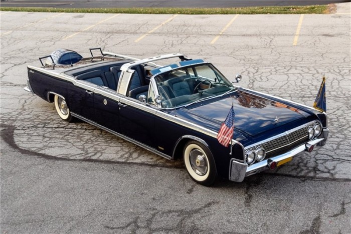 Szomorú, de szép elnöki limuzin ez a nyitott Lincoln Continental