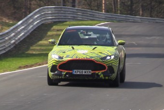 Az Aston Martin V8-asától hangos a Nürburgring