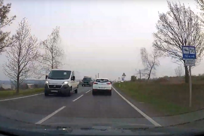 Ez a mazdás nem csak saját, mások életét is feltette egyetlen lapra Pécs közelében 1