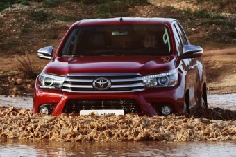 Hibrid kisteherautót épít a Toyota