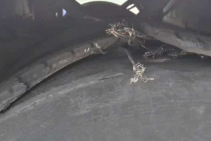 Szakadt gumis busszal vitték úszásra a gyerekeket