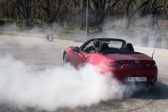 Éltél már 2001-ben? Mert a Vezess igen!