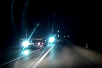 Szabálytalanul előzött egy magyar kamionos, aztán szándékosan elvakította az autóst
