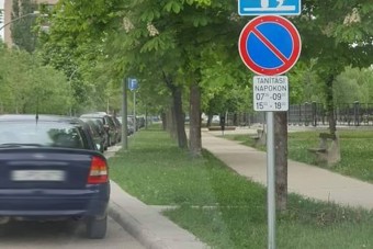 Cuki kiegészítő KRESZ-tábla Székesfehérváron