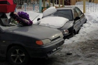 Bosszúból koporsó landolt egy Lada tetején