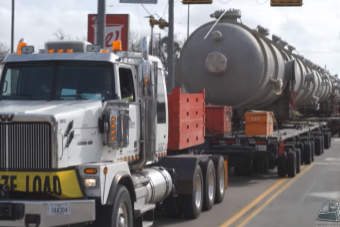 Zseniális, ahogy profi szállítók célba juttatnak egy 93 méteres rakományt