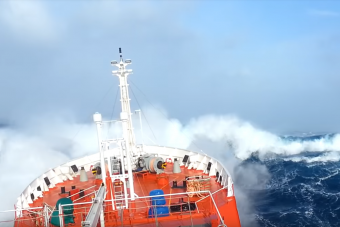 A pokoli tengeri vihar még a hajót is meghajlítja