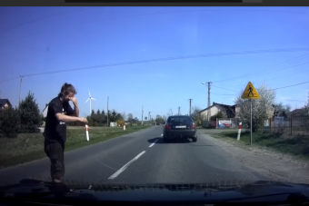 Hőbörgött a bunkó autós, gázspray-t kapott az arcába