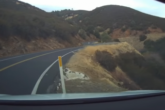 Kanyargós hegyi úton állt fejre az önvezető Tesla