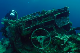 Több mint száz autó fekszik a Vörös-tenger mélyén, mára a korallzátony vázát adják