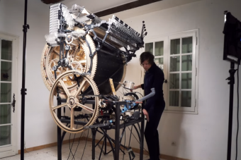 Gigantikus gépet épített a zenemasinák őrült mestere