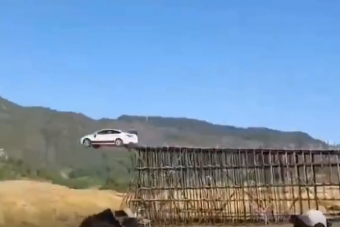 75,6 métert ugratott egy kínai férfi autóval, de minek?