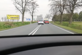 Dupla záróvonalon előzött a kamion, nem vette észre a rendőrt