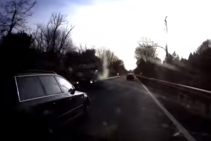 Félelem és reszketés a 8-as úton egy előzés miatt