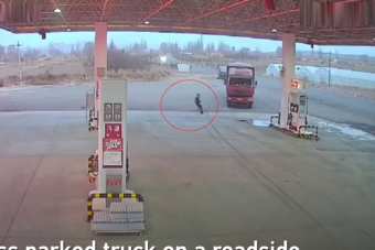 Puszta kézzel próbálta megállítani az elszabadult kamiont a sofőrje