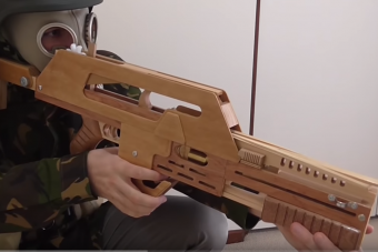 Nagyot fejlődött a csúzligyártás, már van Alien témájú játékpuska is