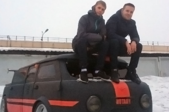 Teljesen veszett koncepciót kelt életre ez a porig ültetett UAZ