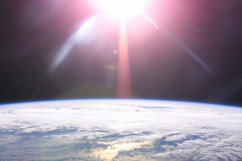 Ennyi idő alatt ér a fény a Holdról a Földre