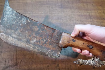 Csodát művel a rozsdás bárddal az ügyes mester