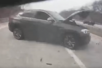 Fékezés nélkül rongyolt teherautóba a figyelmetlen autós