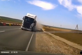 Új születésnapot írhat naptárába az autós, akivel szembejött a kamion