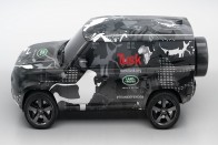 Prototípusként is igát von az új Land Rover Defender 23