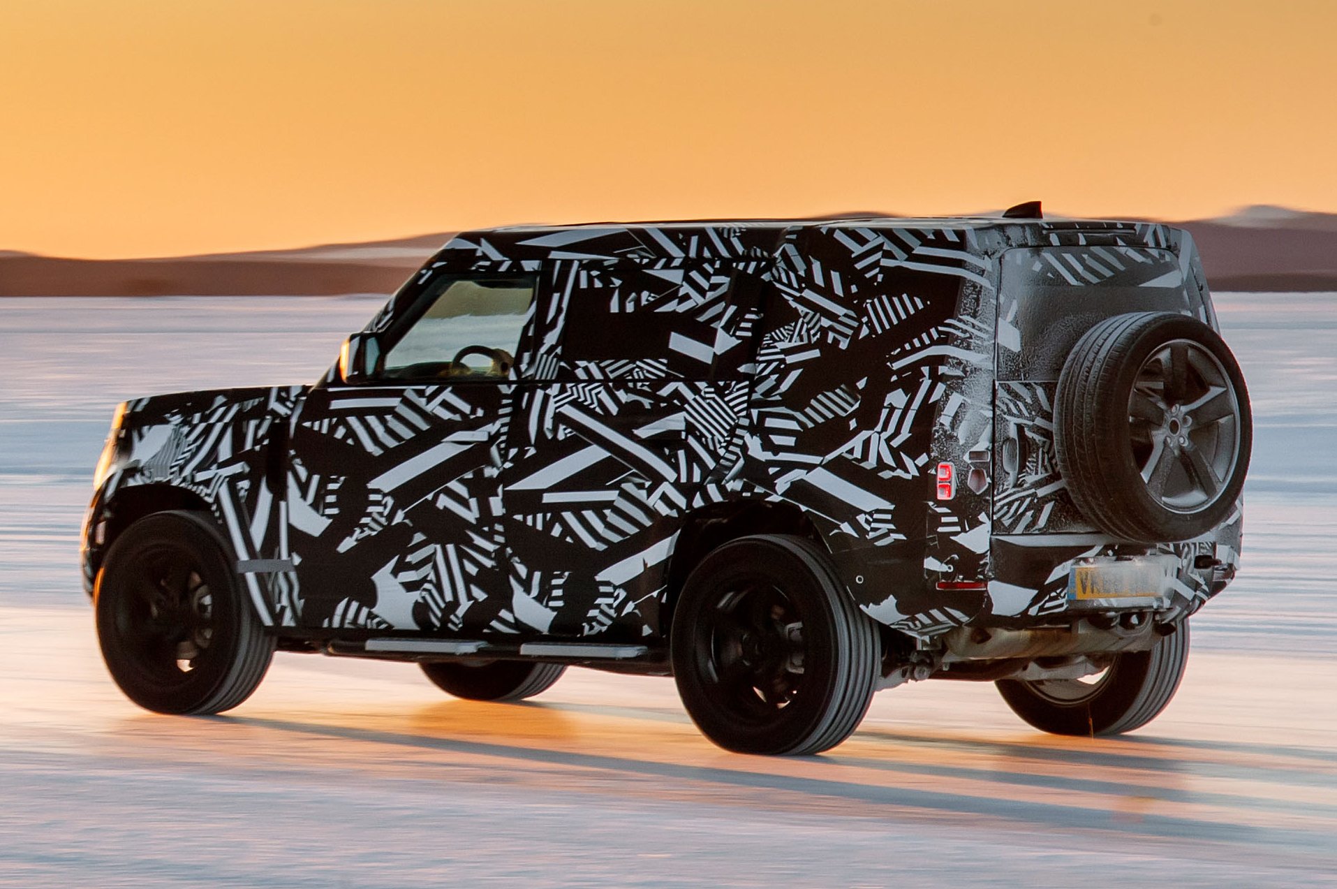 Prototípusként is igát von az új Land Rover Defender 13