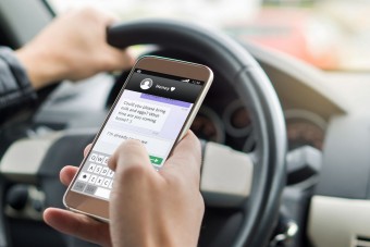 A magyar autósok harmada vígan mobilozik a volánnál