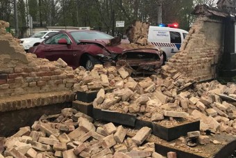 A pécsi köztemetőbe rongyolt egy Mustang péntek reggel