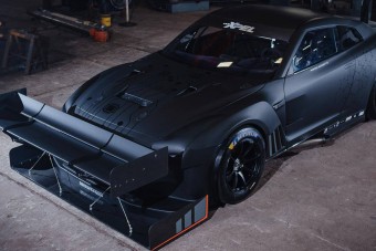 Ennek a Nissan GT-R-nek több szárnya van, mint a KFC-nek